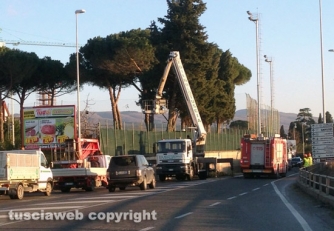 Maltempo – Albero pericolante – La Cassia nord in tilt