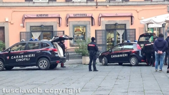 Viterbo - Perquisizioni antidroga in alcuni bar del centro - I carabinieri a piazza Fontana grande