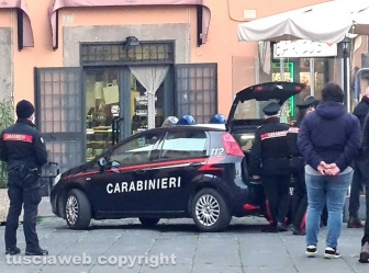 Viterbo - Perquisizioni antidroga in alcuni bar del centro - I carabinieri a piazza Fontana grande