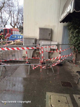 Cornicione pericolante in viale Baracca