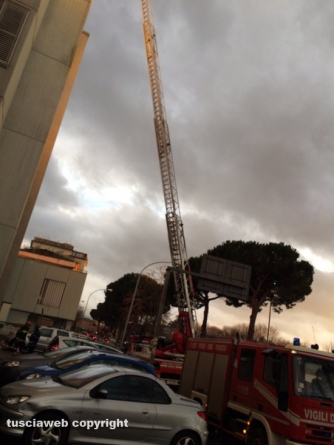 Cornicione pericolante in viale Baracca