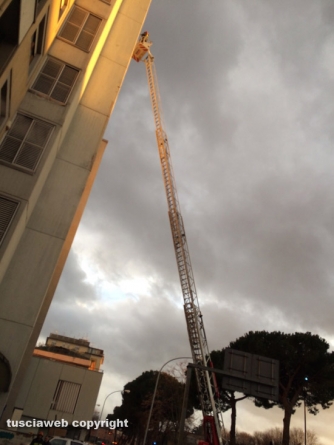 Cornicione pericolante in viale Baracca