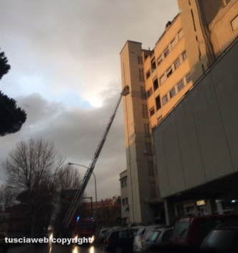 Cornicione pericolante in viale Baracca