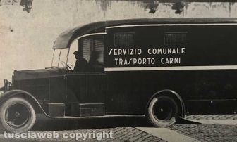 Viterbo - Trasporto carni in piazza San Lorenzo, anni '30