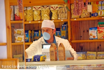 Viterbo - Coronavirus - La gente in strada e nei negozi