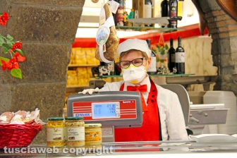 Viterbo - Coronavirus - La gente in strada e nei negozi