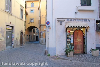 Viterbo - Coronavirus - La gente in strada e nei negozi