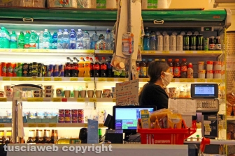 Viterbo - Coronavirus - La gente in strada e nei negozi