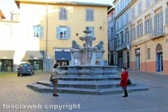 Viterbo - Coronavirus - La gente in strada e nei negozi