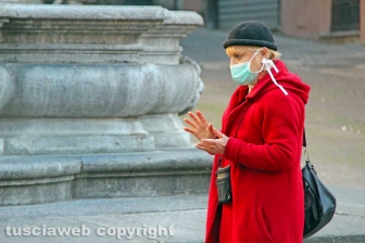 Viterbo - Coronavirus - La gente in strada e nei negozi