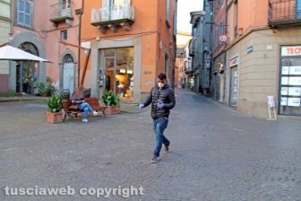 Viterbo - Coronavirus - La gente in strada e nei negozi