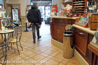 Viterbo - Coronavirus - La gente in strada e nei negozi