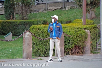 Viterbo - Coronavirus - La gente in strada e nei negozi