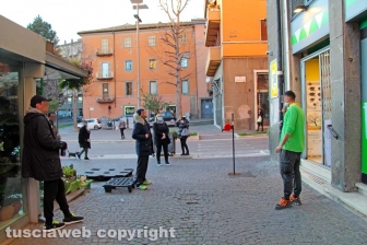 Viterbo - Coronavirus - La gente in strada e nei negozi
