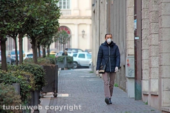 Viterbo - Coronavirus - La gente in strada e nei negozi