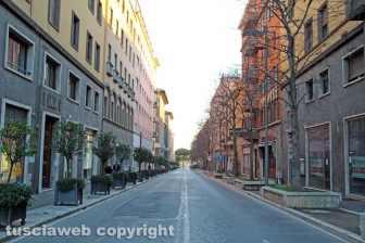 Viterbo - Coronavirus - La gente in strada e nei negozi