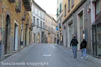Viterbo - Coronavirus - La gente in strada e nei negozi