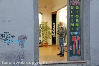 Viterbo - Coronavirus - La gente in strada e nei negozi