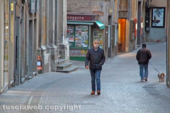 Viterbo - Coronavirus - La gente in strada e nei negozi