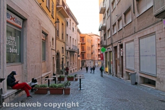 Viterbo - Coronavirus - La gente in strada e nei negozi