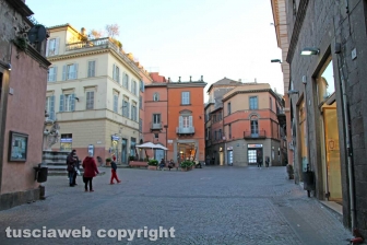 Viterbo - Coronavirus - La gente in strada e nei negozi