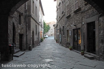 Viterbo - Coronavirus - La gente in strada e nei negozi