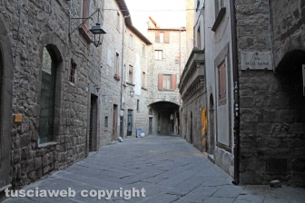 Viterbo - Coronavirus - La gente in strada e nei negozi