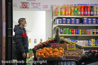 Viterbo - Coronavirus - La gente in strada e nei negozi