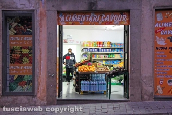 Viterbo - Coronavirus - La gente in strada e nei negozi