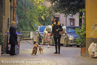 Viterbo - Coronavirus - La gente in strada e nei negozi