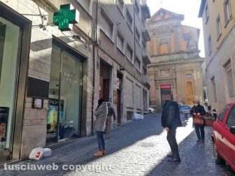 Viterbo - Coronavirus - La gente in strada e nei negozi