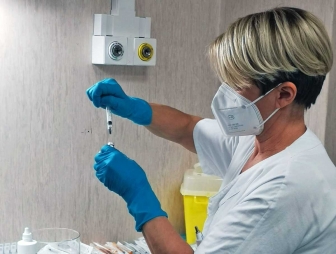 Covid, il Vaccine day nella Tuscia - La preparazione della prima dose