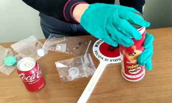 Crack nascosto in una confezione di patatine e in una lattina