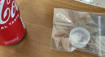 Crack nascosto in una confezione di patatine e in una lattina