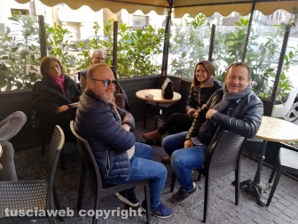 Viterbo - Crisi in comune - Il gruppo FdI al bar prima della riunione