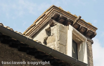 Viterbo - Crolla il tetto di un palazzetto medievale a piazza del Gesù