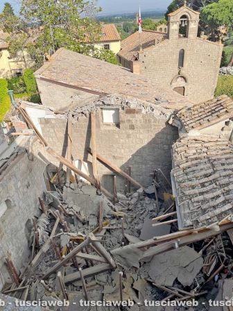 Viterbo - Crolla il tetto di un palazzetto medievale a piazza del Gesù