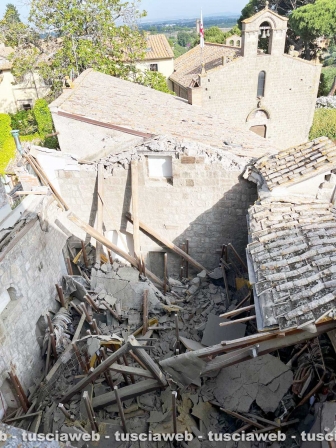 Viterbo - Crolla il tetto di un palazzetto medievale a piazza del Gesù