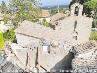 Viterbo - Crolla il tetto di un palazzetto medievale a piazza del Gesù