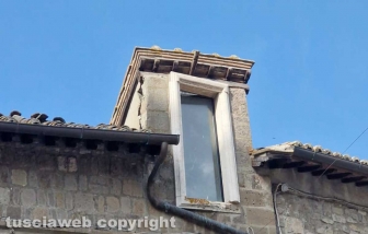 Viterbo - Crolla il tetto di un palazzetto medievale a piazza del Gesù
