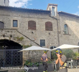 Viterbo - Crolla il tetto di un palazzetto medievale a piazza del Gesù