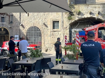 Viterbo - Crolla il tetto di un palazzetto medievale a piazza del Gesù