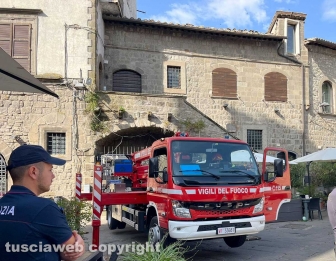 Viterbo - Crolla il tetto di un palazzetto medievale a piazza del Gesù