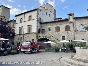 Viterbo - Crolla il tetto di un palazzetto medievale a piazza del Gesù