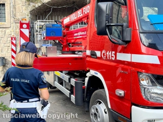 Viterbo - Crolla il tetto di un palazzetto medievale a piazza del Gesù