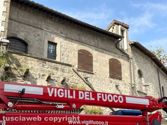 Viterbo - Crolla il tetto di un palazzetto medievale a piazza del Gesù