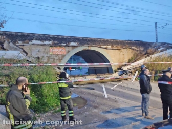 Santa Marinella - Crolla parte del ponte ferroviario