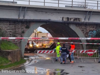 Crolla parte del ponte ferroviario