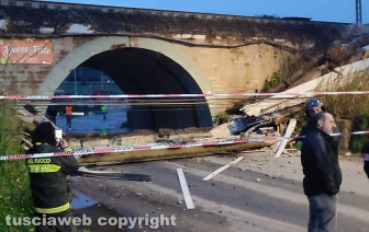 Santa Marinella - Crolla parte del ponte ferroviario