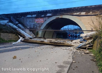 Santa Marinella - Crolla parte del ponte ferroviario